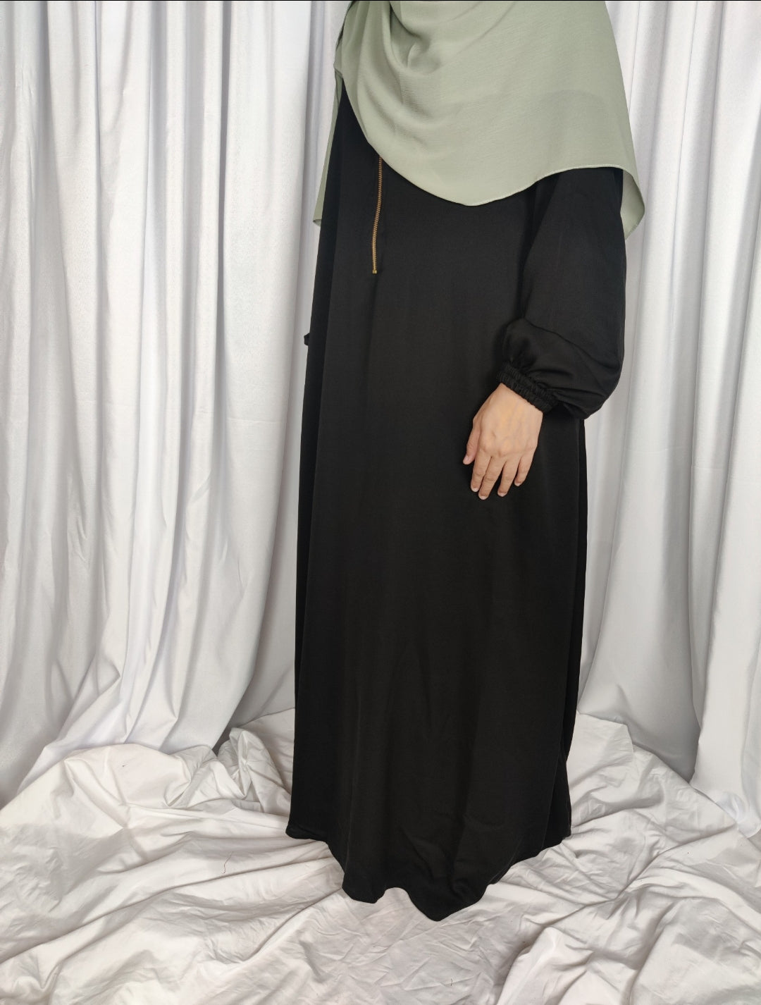 Gold Zipper Abaya | Black Amal Abaya | theummatis